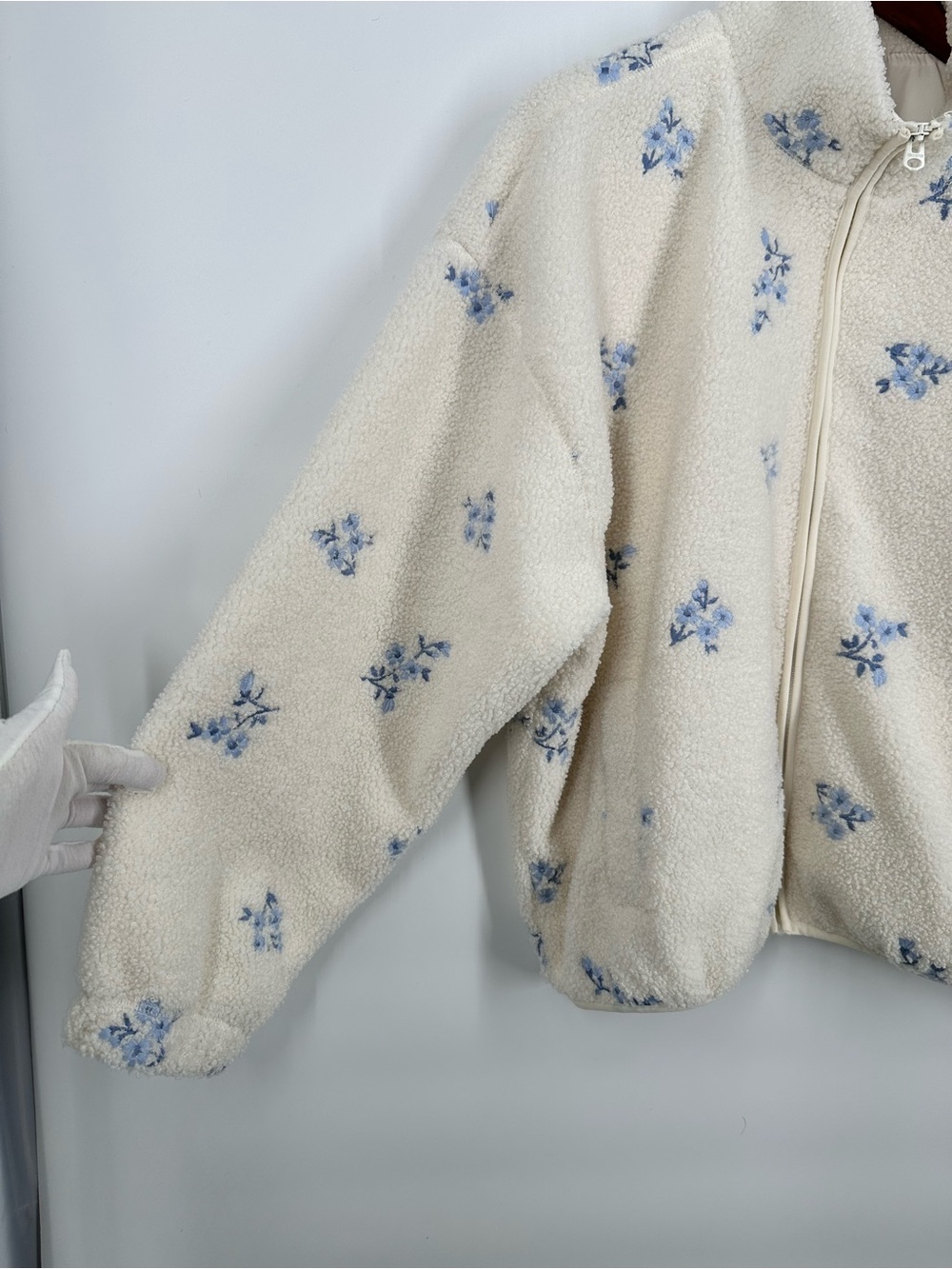 HOLLISTER Embroidered Floral Sherpa Teddy Fleece Zipper Jacket - Picture 4 of 16